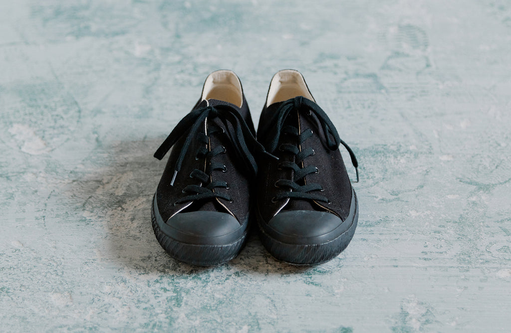 LOW BLACK MONO